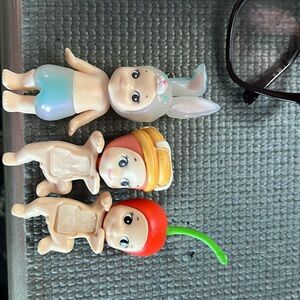 Sonny angels two hippers and one just the small Sonny angel